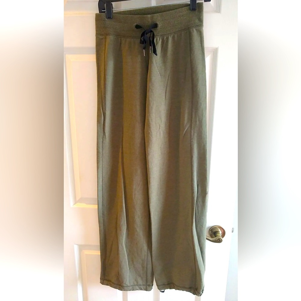 EUC Lululemon sweat pants. Fit perf in all the right places. Cinch, drawstring.